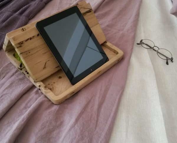 Soporte para tablet de madera y liquen estabilizado