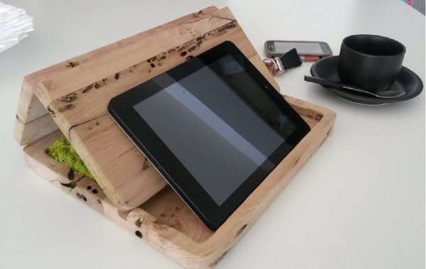 Soporte para tablet de madera y liquen estabilizado